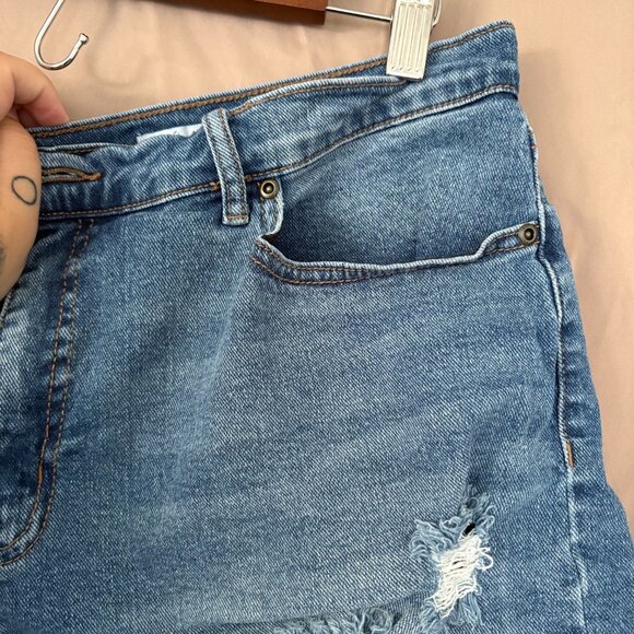 Sofia Jeans Mid Rise Medium Wash Distressed Denium Shorts Women's Size 18 - Picture 4 of 15